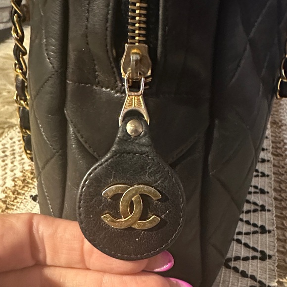 CHANEL Black Quilted Leather Shoulder Bag with Gold Chain - Picture 11 of 17
